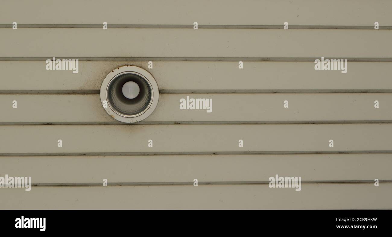 Accent sélectif sur la lampe à LED installée dans l'ancien luminaire sur le plafond en bois de la voûte Banque D'Images