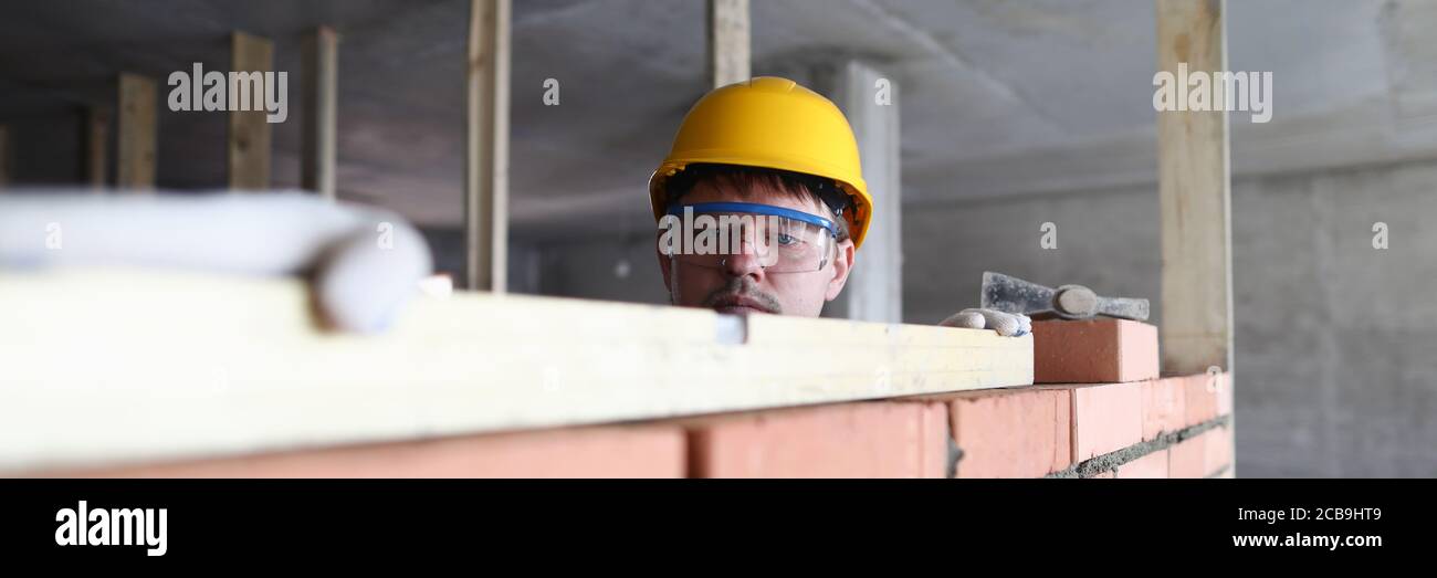 Man working at construction site Banque D'Images