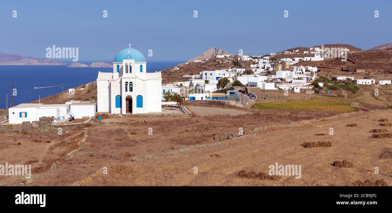 Église Saint George dans le village d'Ano Meria, île de Folegandros, Cyclades, Grèce. Banque D'Images