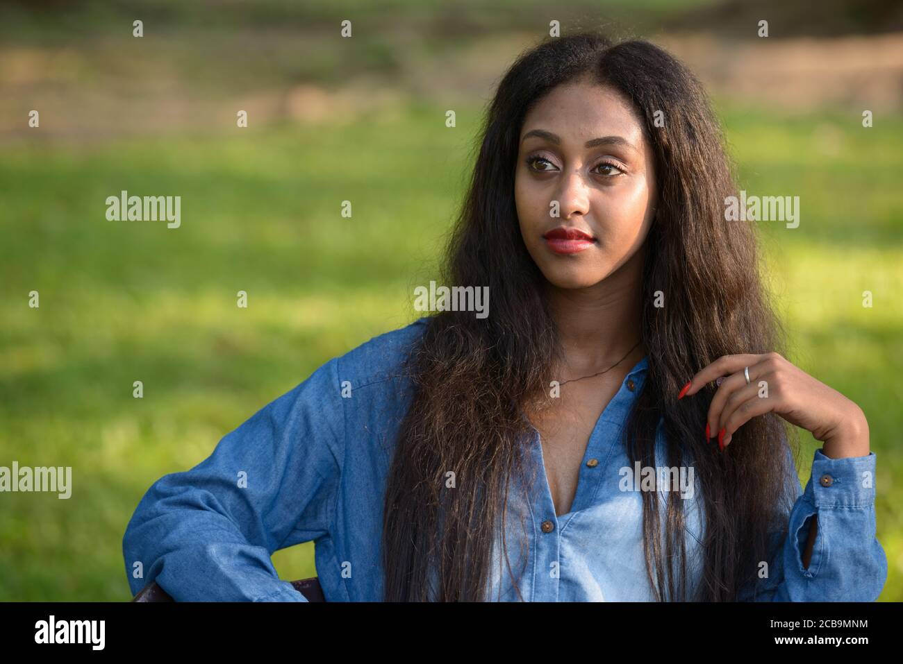 Portrait de la jeune belle femme africaine au parc en plein air Photo ...