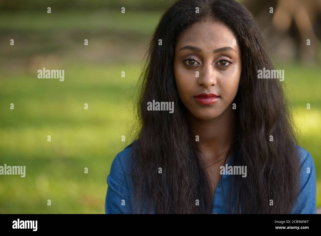 Portrait de la jeune belle femme africaine au parc en plein air Photo ...