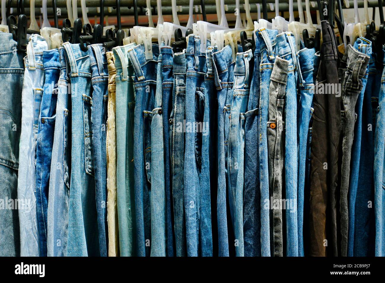 assortiment de jeans bleus pendus dans un magasin Banque D'Images