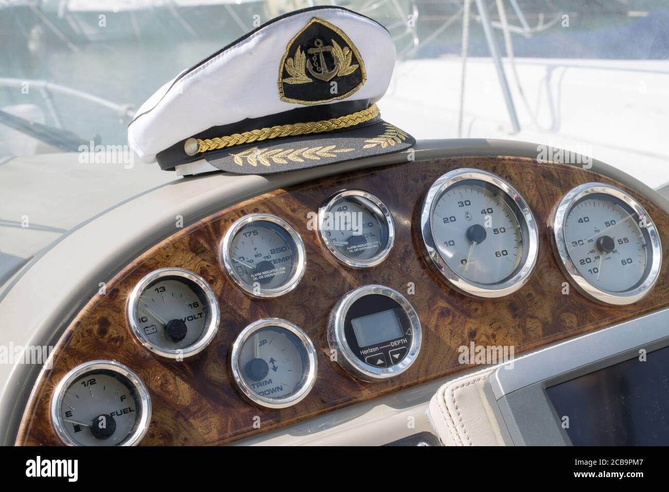 Casquette blanche du capitaine de mer sur le tableau de bord du bateau Banque D'Images