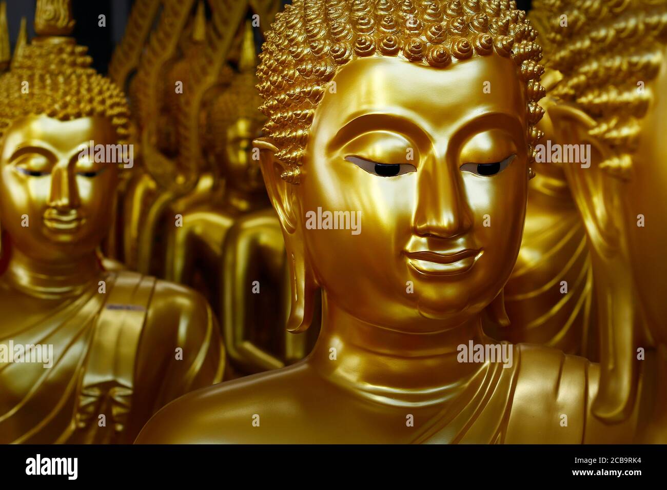 gros plan de la tête de la statue de bouddha, dans le temple bouddhiste, de couleur dorée Banque D'Images