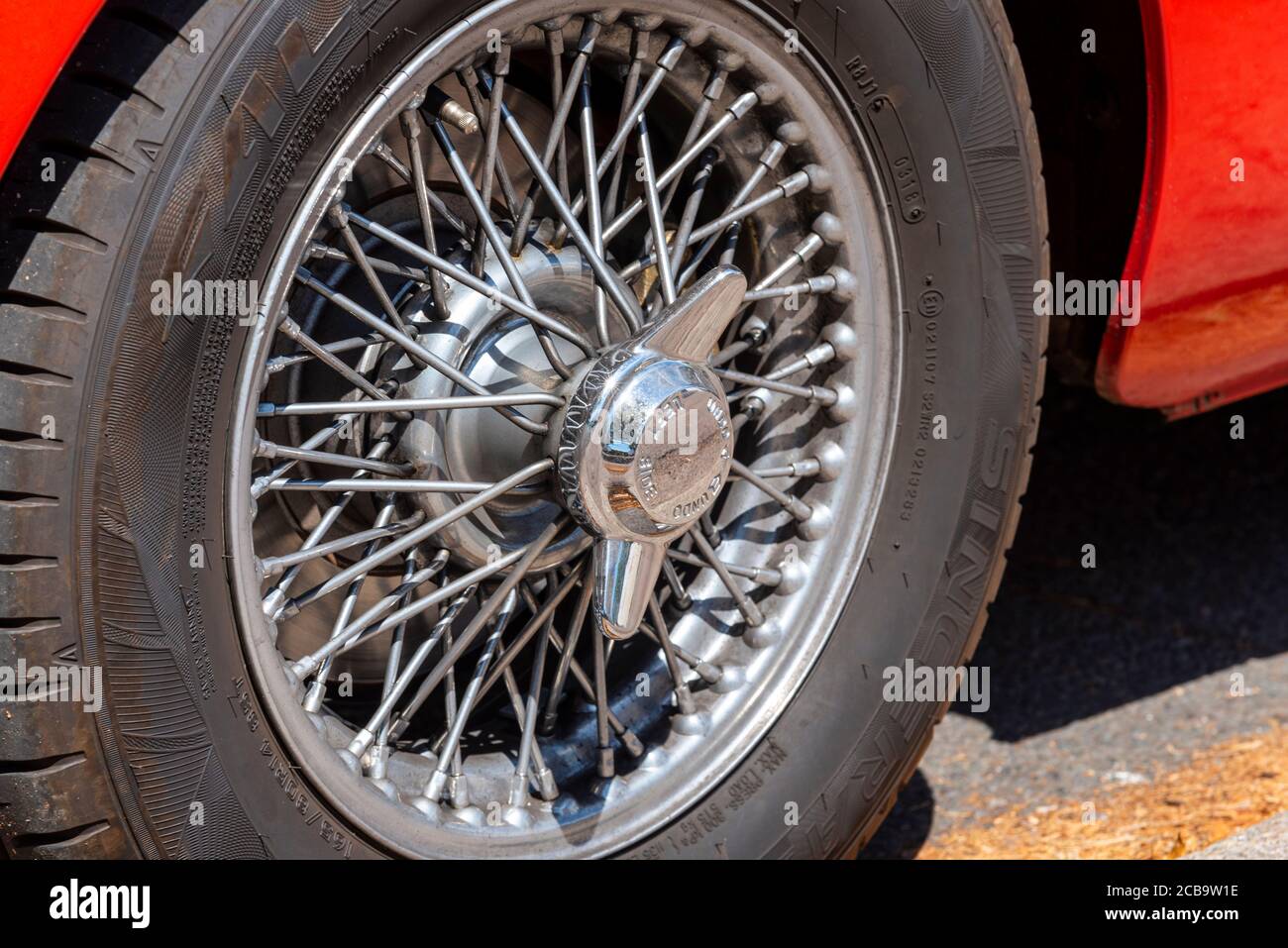 Disque de roue sur la roue métallique à rayons d'une VOITURE classique MG MGB à Grand Parade, Leigh on Sea, Essex, Royaume-Uni. Chasser l'écrou de moyeu, le chapeau central sur la roue câblée Banque D'Images