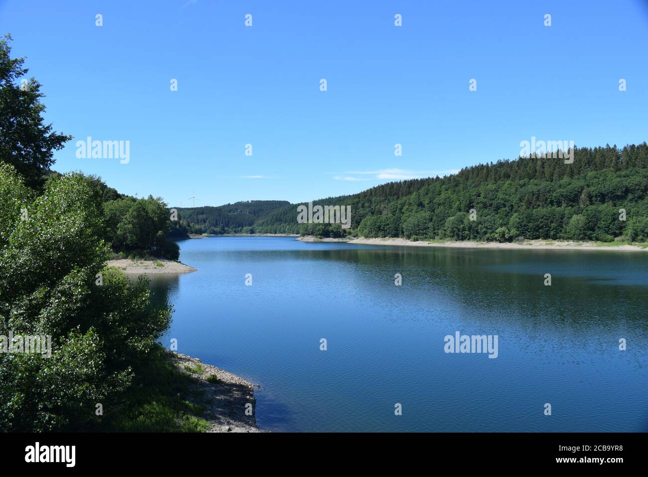 Lac réservoir Oleftalsperre dans l'Eifel pendant l'été 2020 Banque D'Images