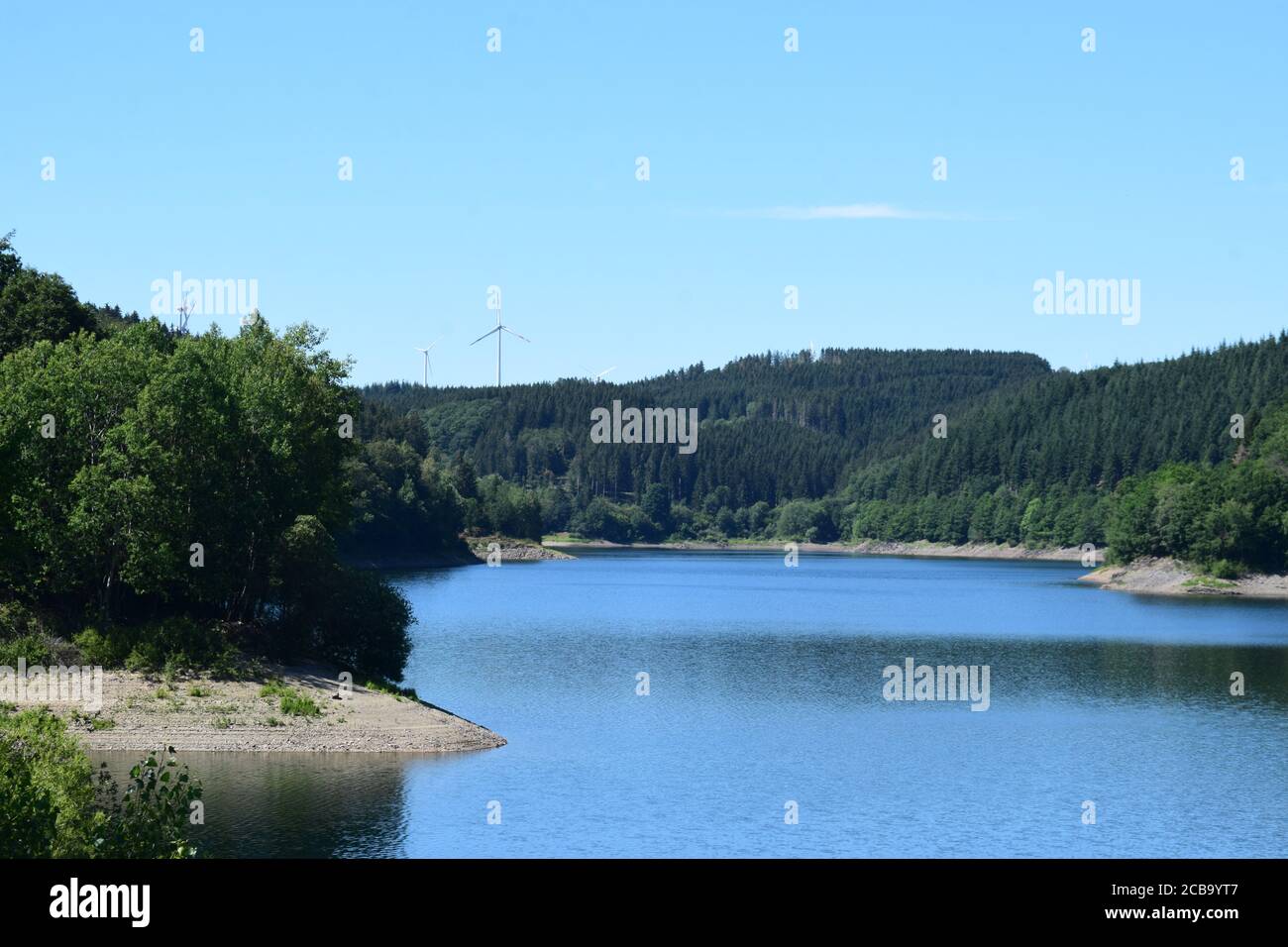 Lac réservoir Oleftalsperre dans l'Eifel pendant l'été 2020 Banque D'Images