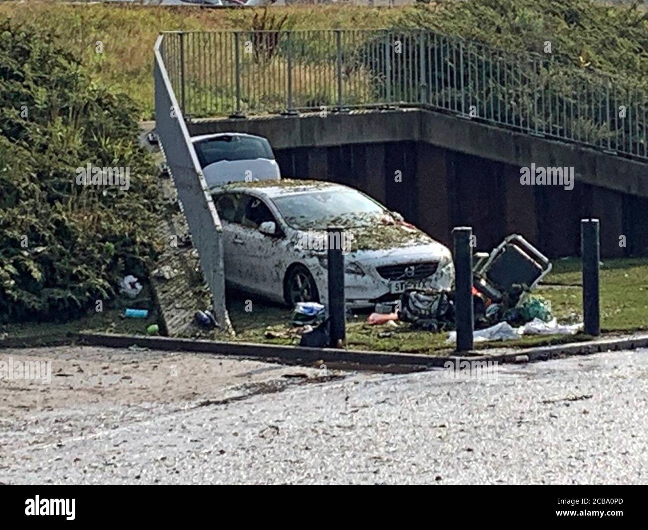 Inondation au parking de l'hôpital Queen Victoria, à Kirkcaldy, Fife, Écosse. Les avertissements d'orage sont encore actuels pour la plupart du Royaume-Uni mercredi, alors que des températures élevées sont à nouveau prévues pour de nombreuses régions de l'Angleterre. Banque D'Images