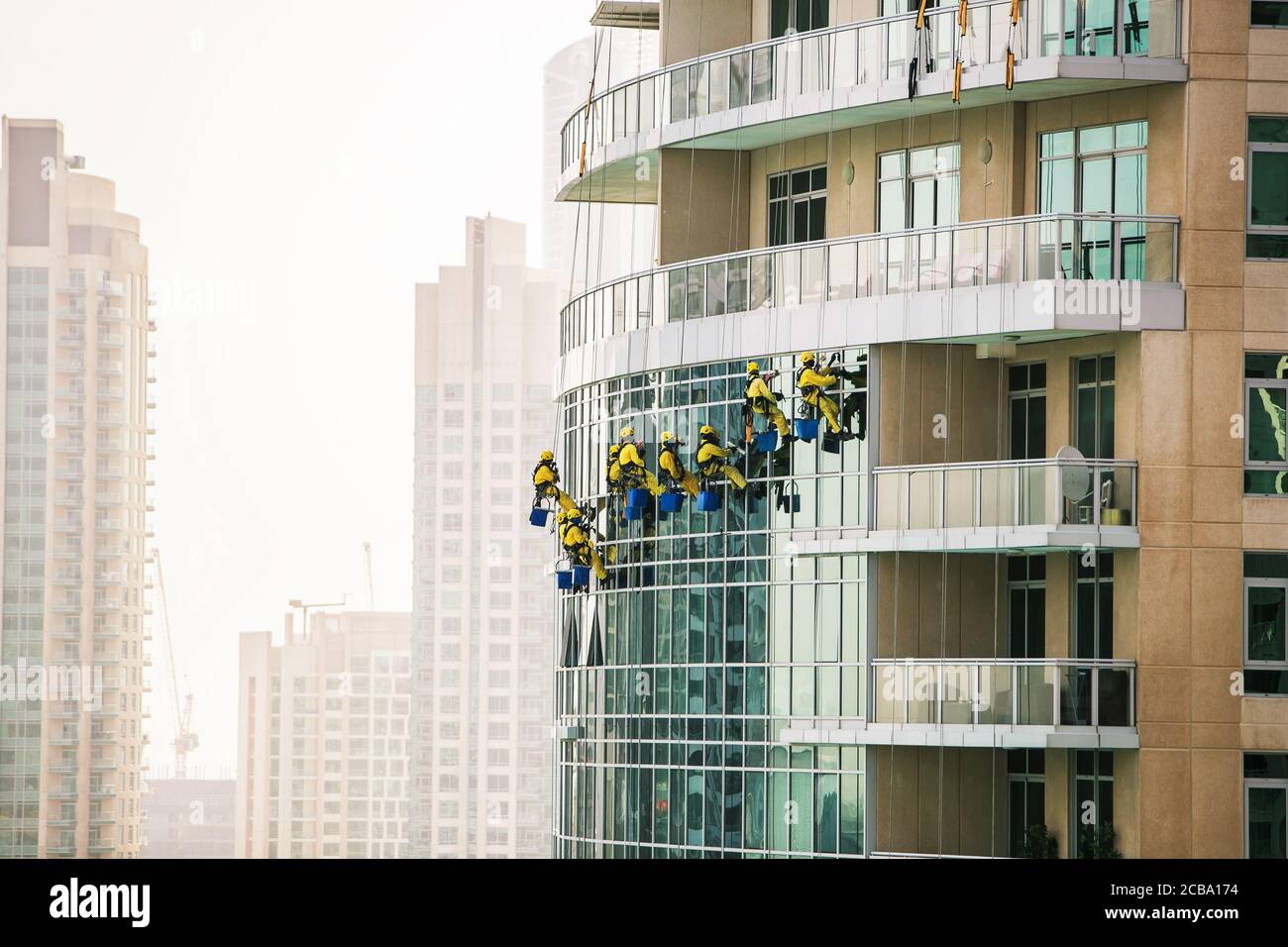 Groupe de nettoyeurs de fenêtres lavage de la vitre sur le gratte-ciel. Dubaï, Émirats arabes Unis Banque D'Images