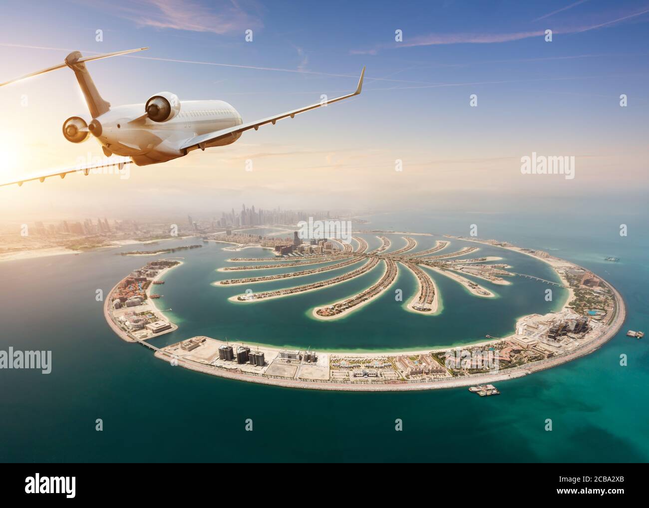 Vol privé en avion au-dessus de la ville de Dubaï. Mode de transport moderne et le plus rapide, vie d'affaires et style de vie de luxe Banque D'Images