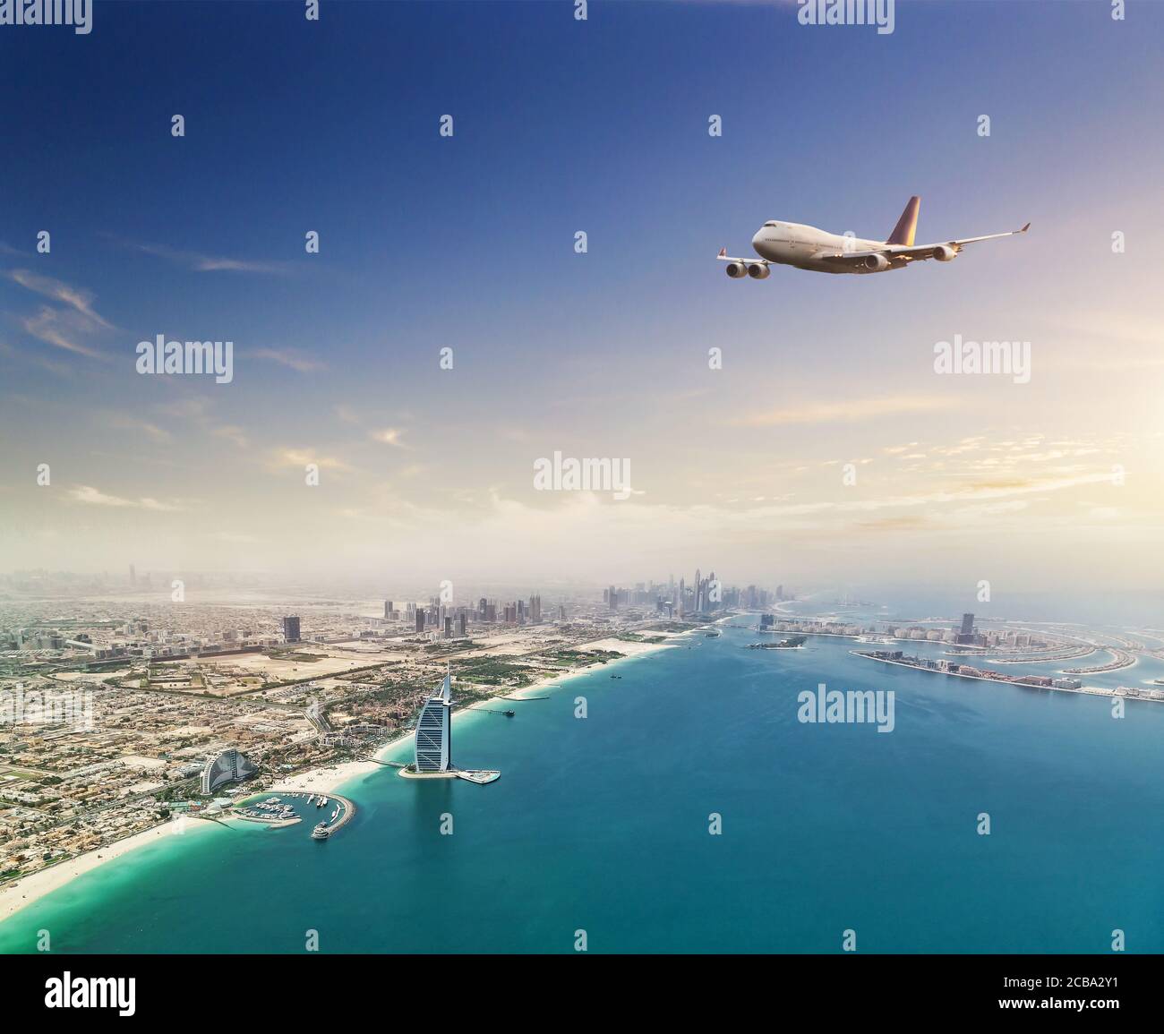 Avion commercial survolant la ville de Dubaï. Mode de transport moderne et le plus rapide, vie professionnelle. Image très haute résolution Banque D'Images