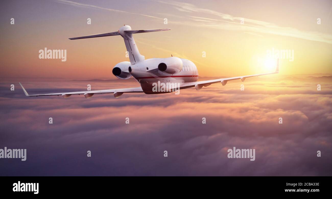 Avion à jet privé survolant les nuages dans une belle lumière de coucher de soleil. Mode de transport moderne et le plus rapide, vie professionnelle Banque D'Images