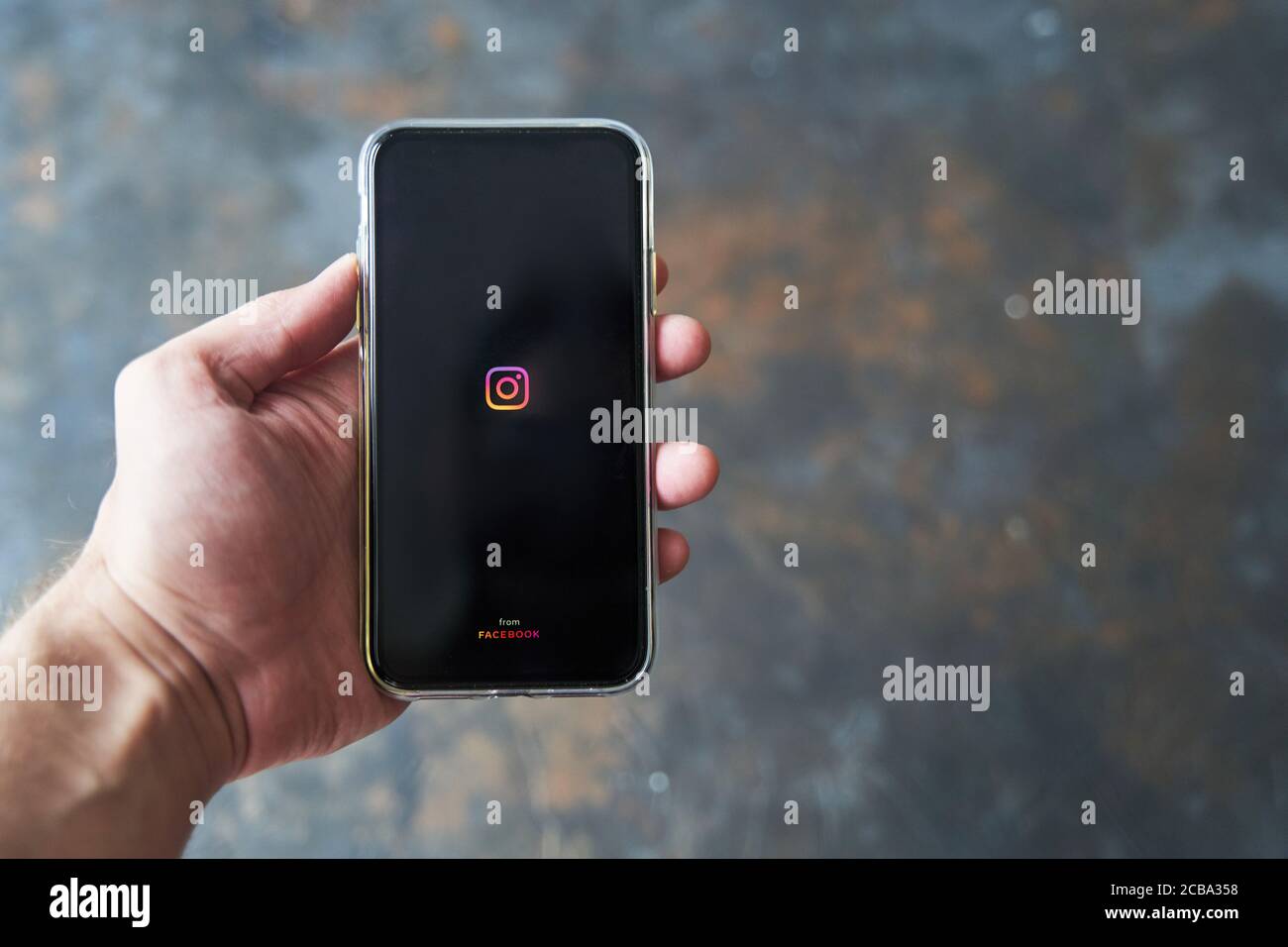 Kaliningrad, Russie - 08.08.2020: Icône de l'application Instagram sur l'écran du smartphone Apple iPhone XR. Icône de l'application Instagram. Icône des réseaux sociaux. Banque D'Images