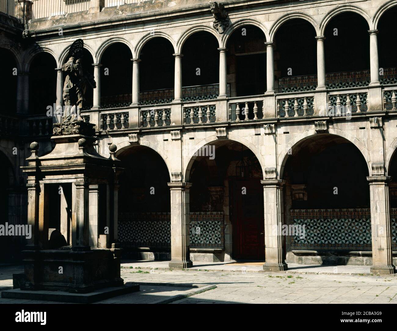 Espagne, Catalogne, Barcelone. La Casa de Convalescencia. Il fait partie de l'ancien hôpital de Santa Creu. Au centre de la cour, la citerne est couverte par un petit temple couronné par une sculpture de Saint Paul, oeuvre de Lluis Bonifarel vell en 1689. Aujourd'hui, le bâtiment abrite le siège de l'Institut d'Estudis Catalans. Banque D'Images