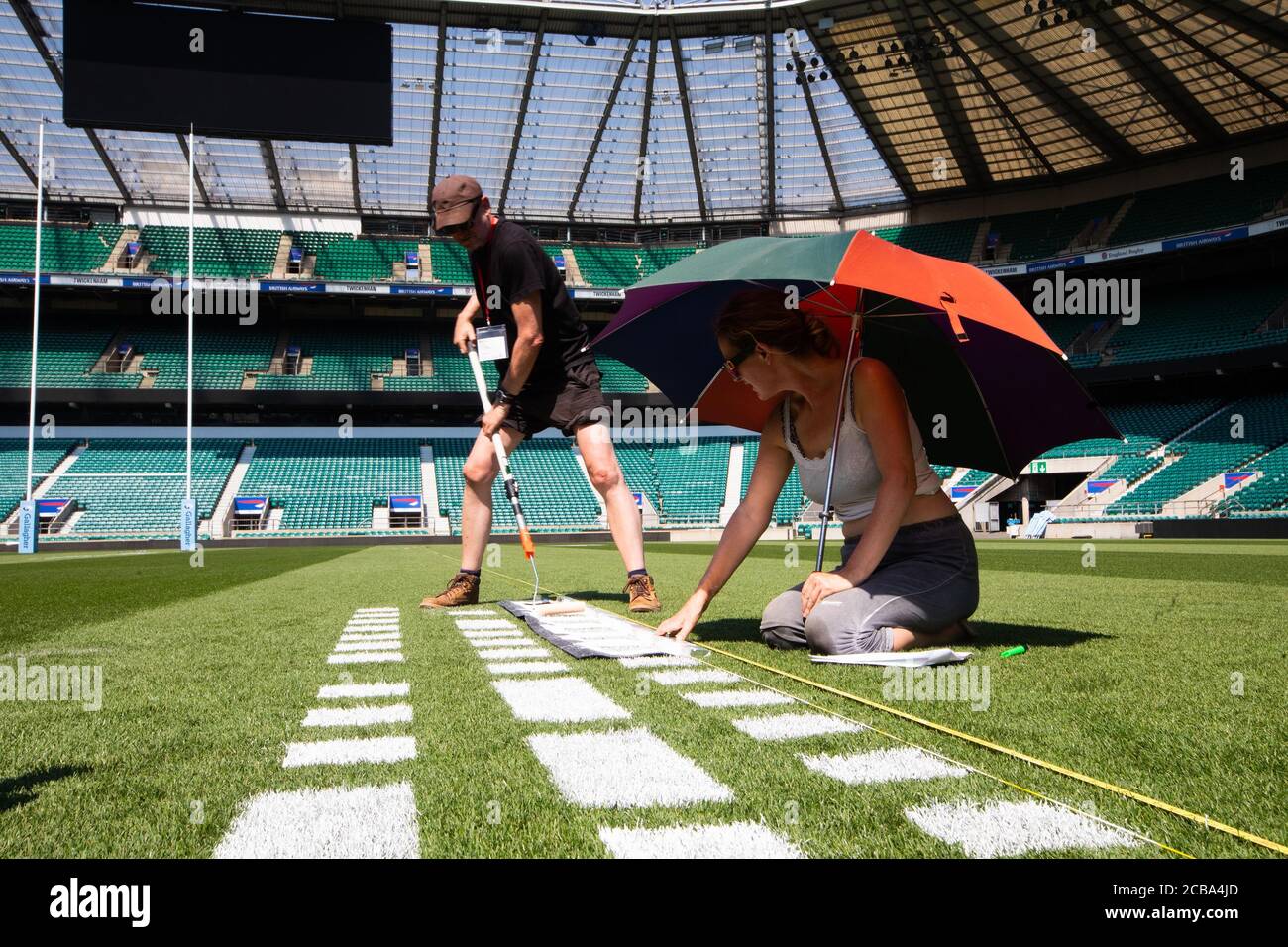 Une équipe d'artistes travaille sur des portraits des joueurs de rugby Joe Marler, Maro Itoje et FAF de Klerk sur le terrain du stade Twickenham à Londres pour célébrer le redémarrage du rugby Gallagher Premiership le vendredi 7 août, lorsque Harlequins prend la vente des requins à 16:45. Banque D'Images