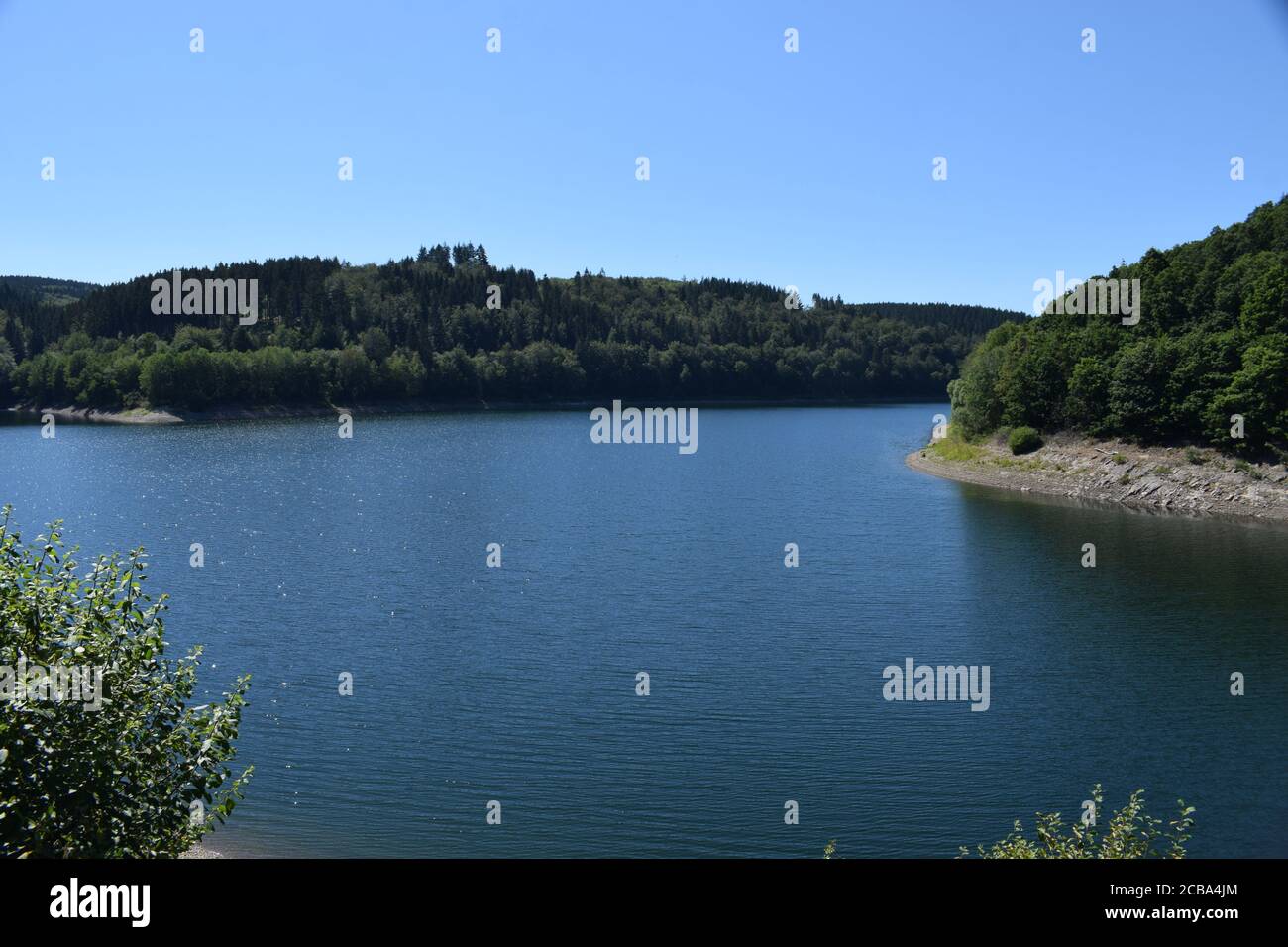 Lac réservoir Oleftalsperre dans l'Eifel pendant l'été 2020 Banque D'Images