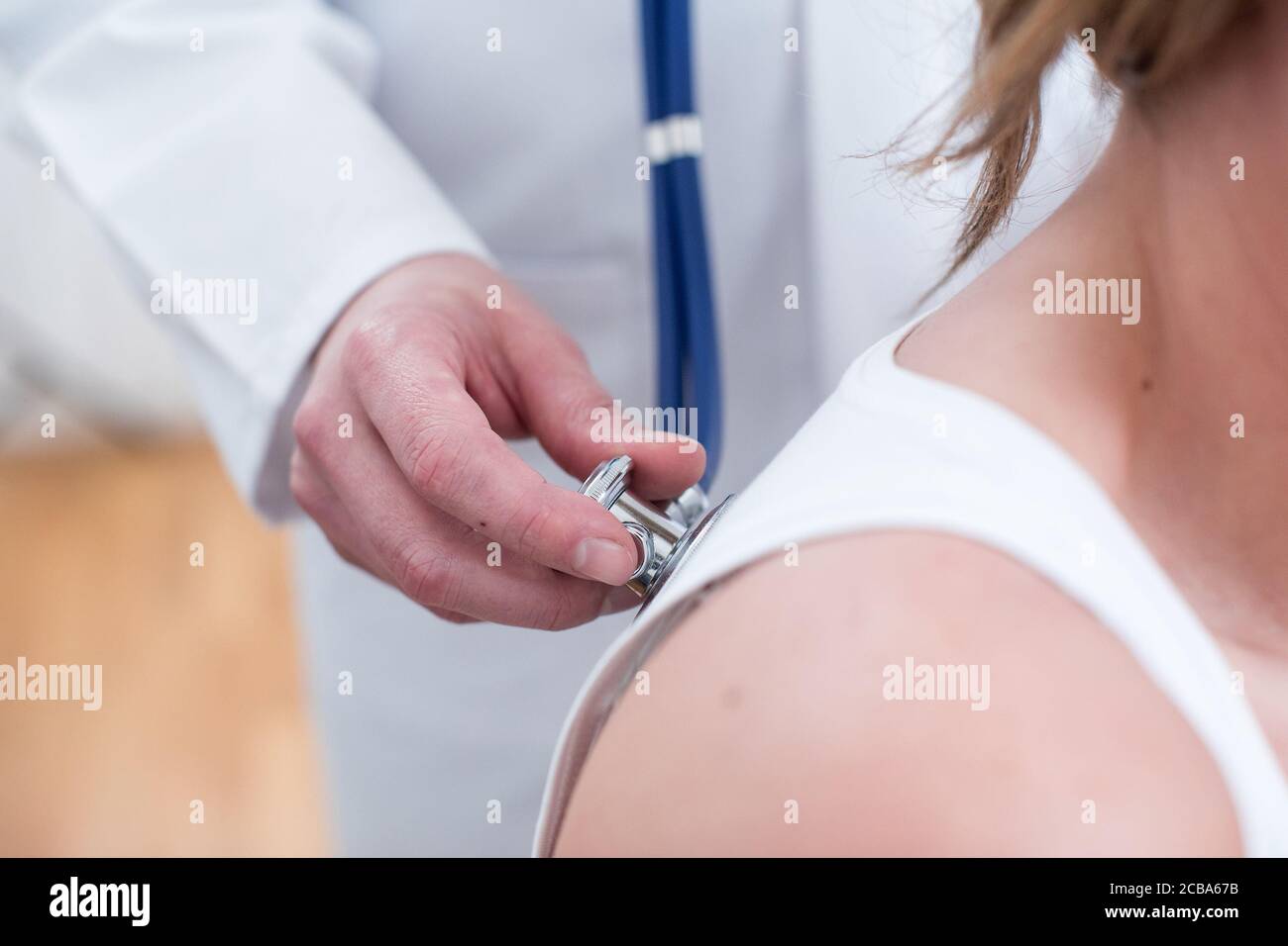 Hambourg, Allemagne. 06e janvier 2017. En ce qui concerne le rapport Themendienst du 12 août 2020: Pendant le contrôle médical préventif J1, le médecin vérifie non seulement si tout est bien physiquement - il traite également des questions personnelles telles que l'école, la consommation d'alcool ou les premières règles. Credit: Christin Klose/dpa-tmn/dpa/Alay Live News Banque D'Images