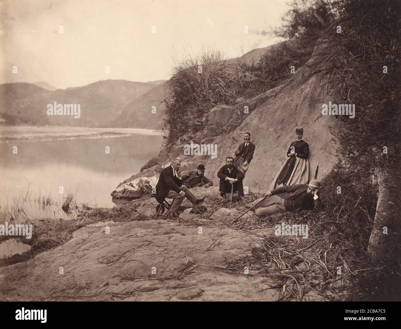 [Portrait de groupe près du monastère de Fangguangyan, Fujian], ca. 1869. Banque D'Images