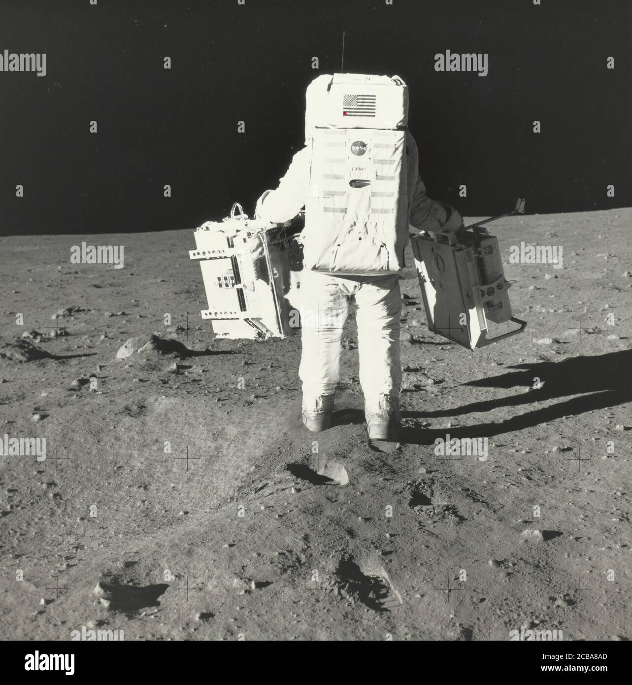 Buzz Aldrin sur la Lune avec les composantes du paquet des premières expériences scientifiques Apollo, 1969. Banque D'Images