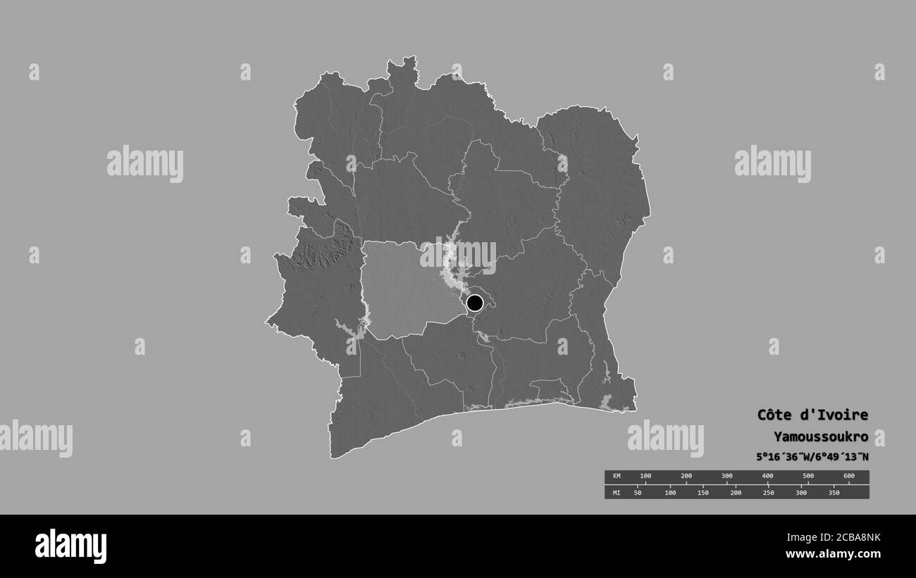 Forme désaturée de Côte d'Ivoire avec sa capitale, sa principale division régionale et la région séparée de Sassandra-Marahoué. Étiquettes. Carte d'élévation à deux niveaux. Banque D'Images