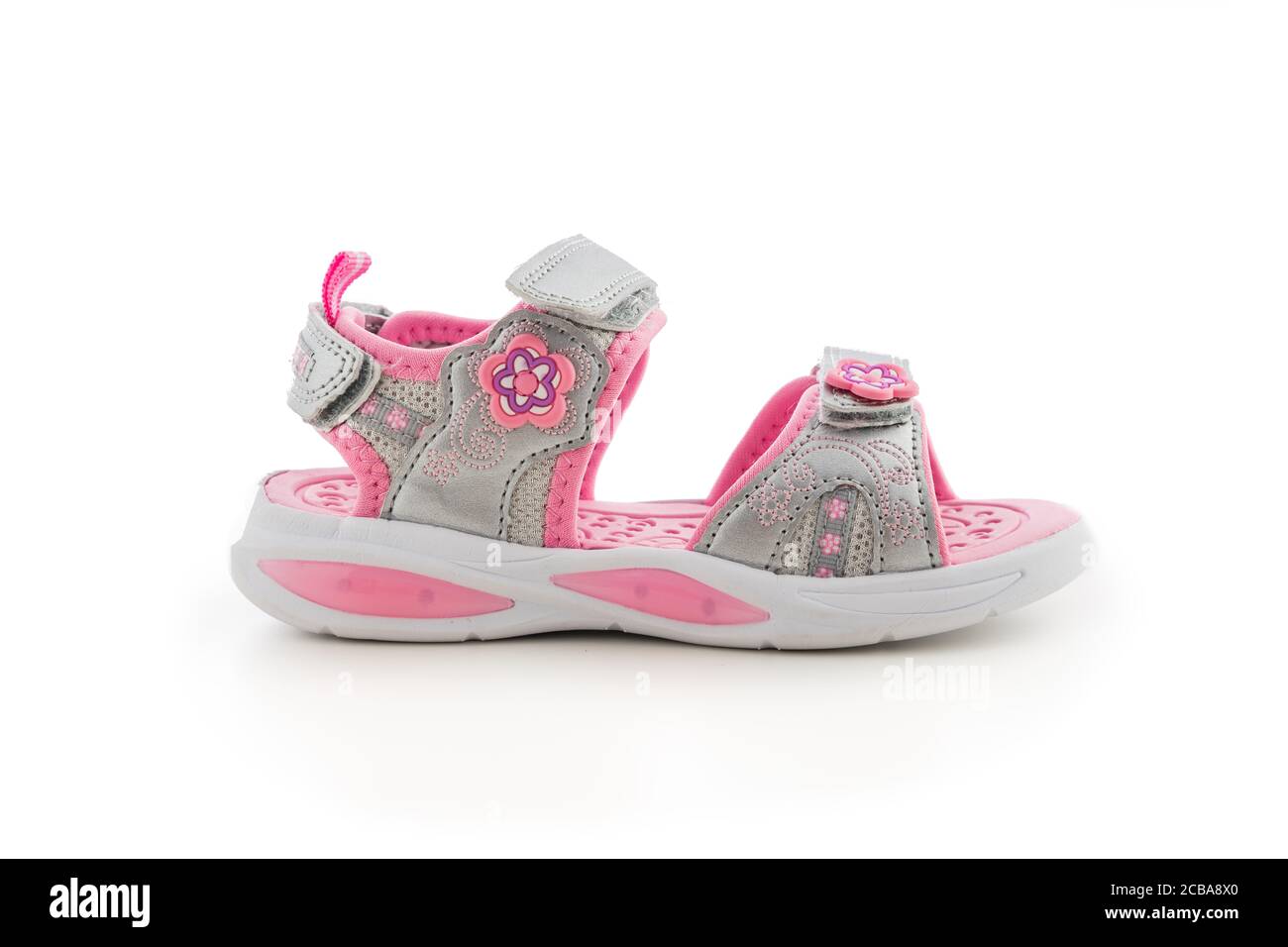 Sandales d'été pour bébés filles sur fond blanc. Chaussures de sport pour  enfant Photo Stock - Alamy