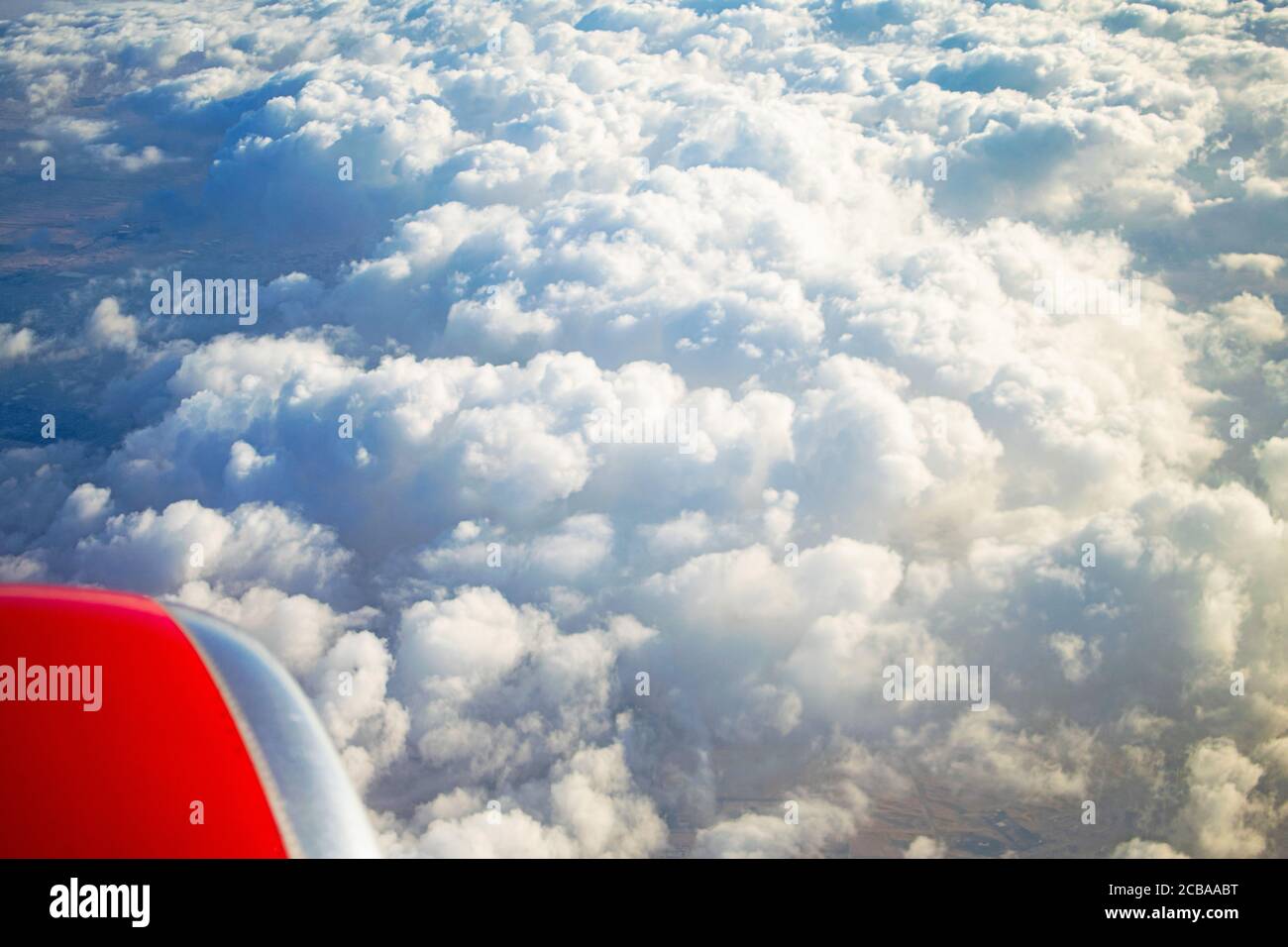 Vue magnifique sur les nuages depuis la fenêtre de l'avion. Banque D'Images