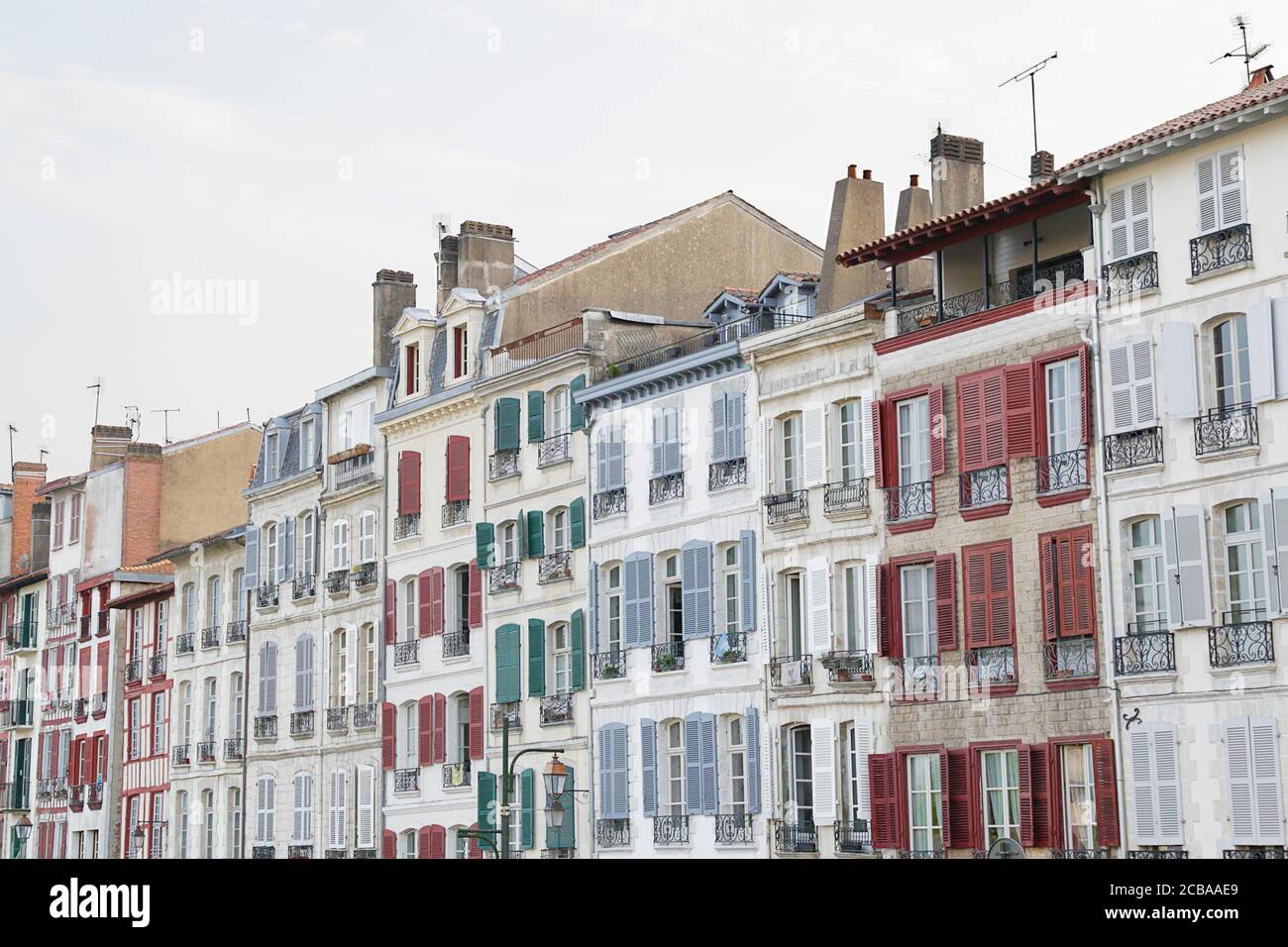 Façades typiques de certains bâtiments traditionnels de Bayonne, France Banque D'Images