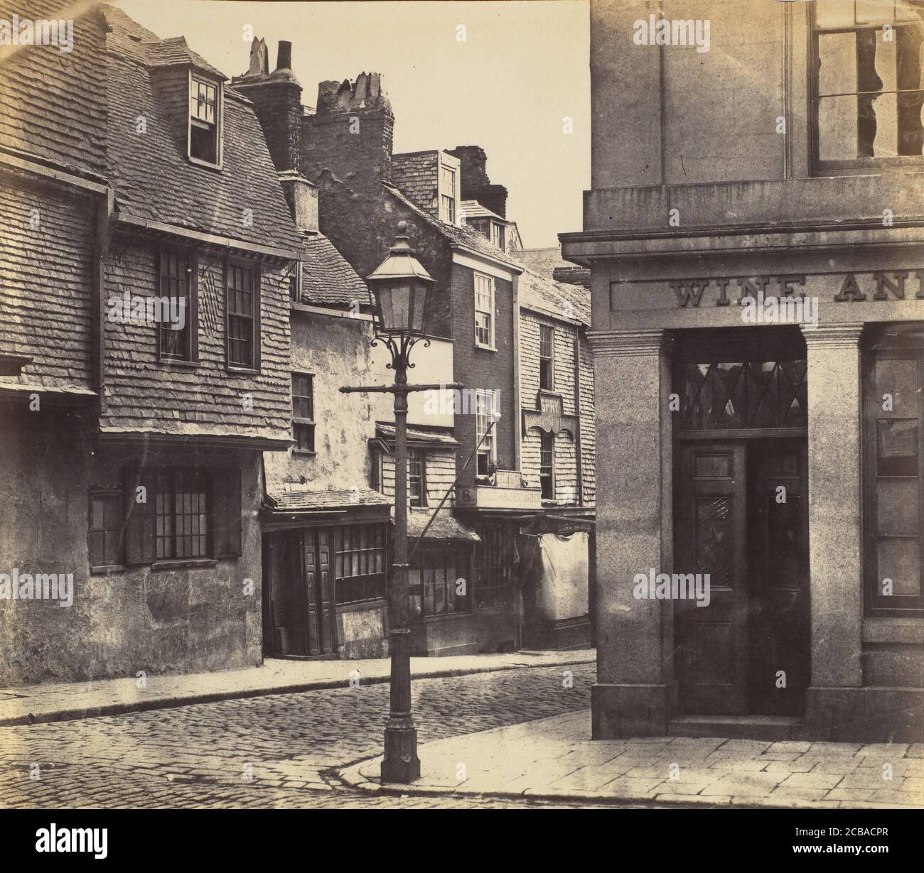 Rue avec poste de lampe et magasin de vin, 1850. Banque D'Images