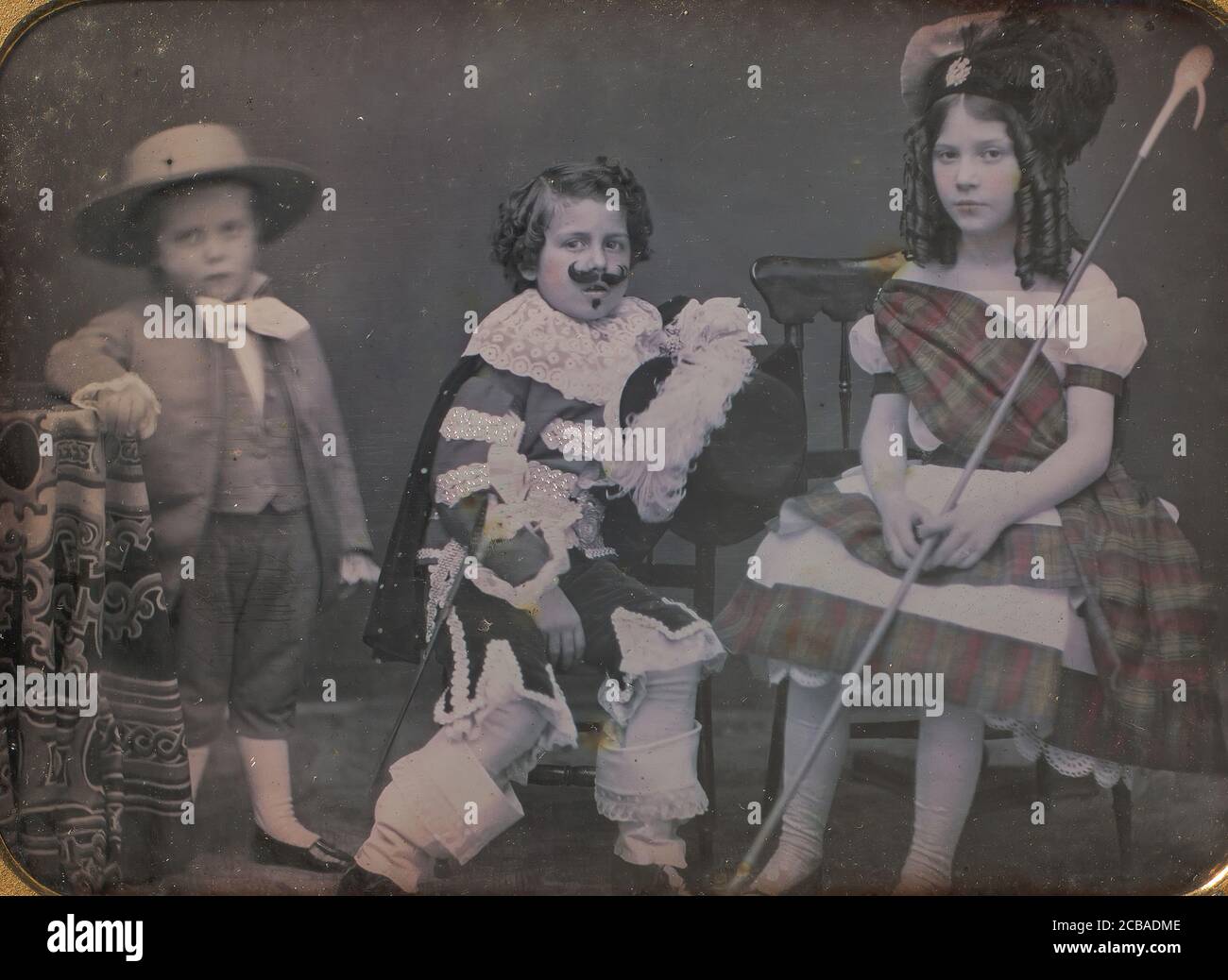 Trois enfants en costume, 1850. Banque D'Images