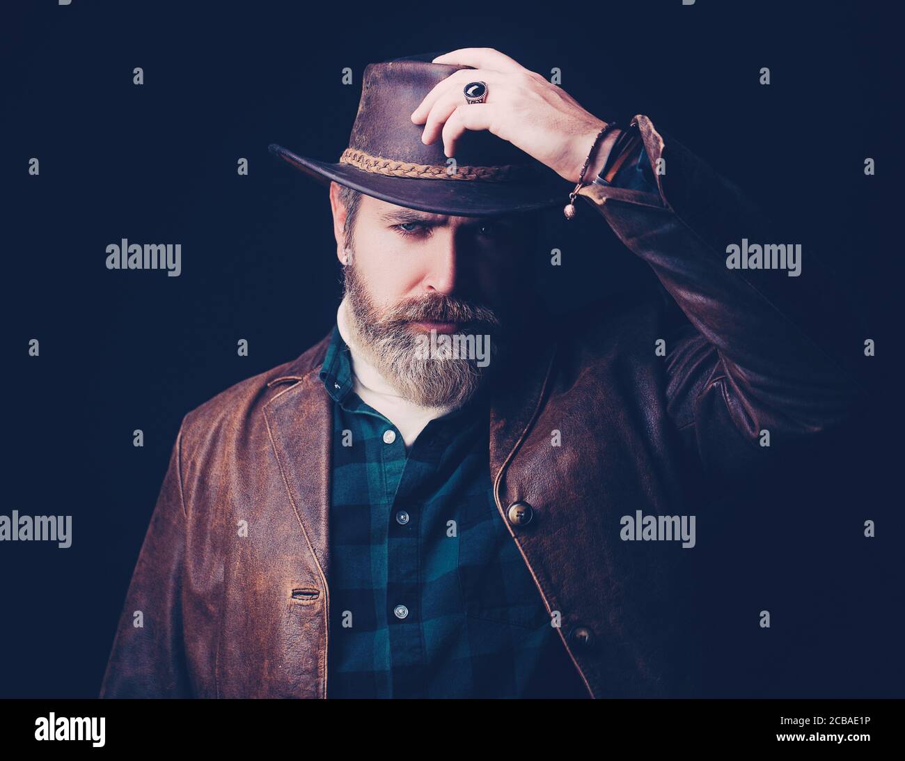 Le beau homme en costume de cow-boy reste dans la nuit. Chasseur de vampire. Banque D'Images