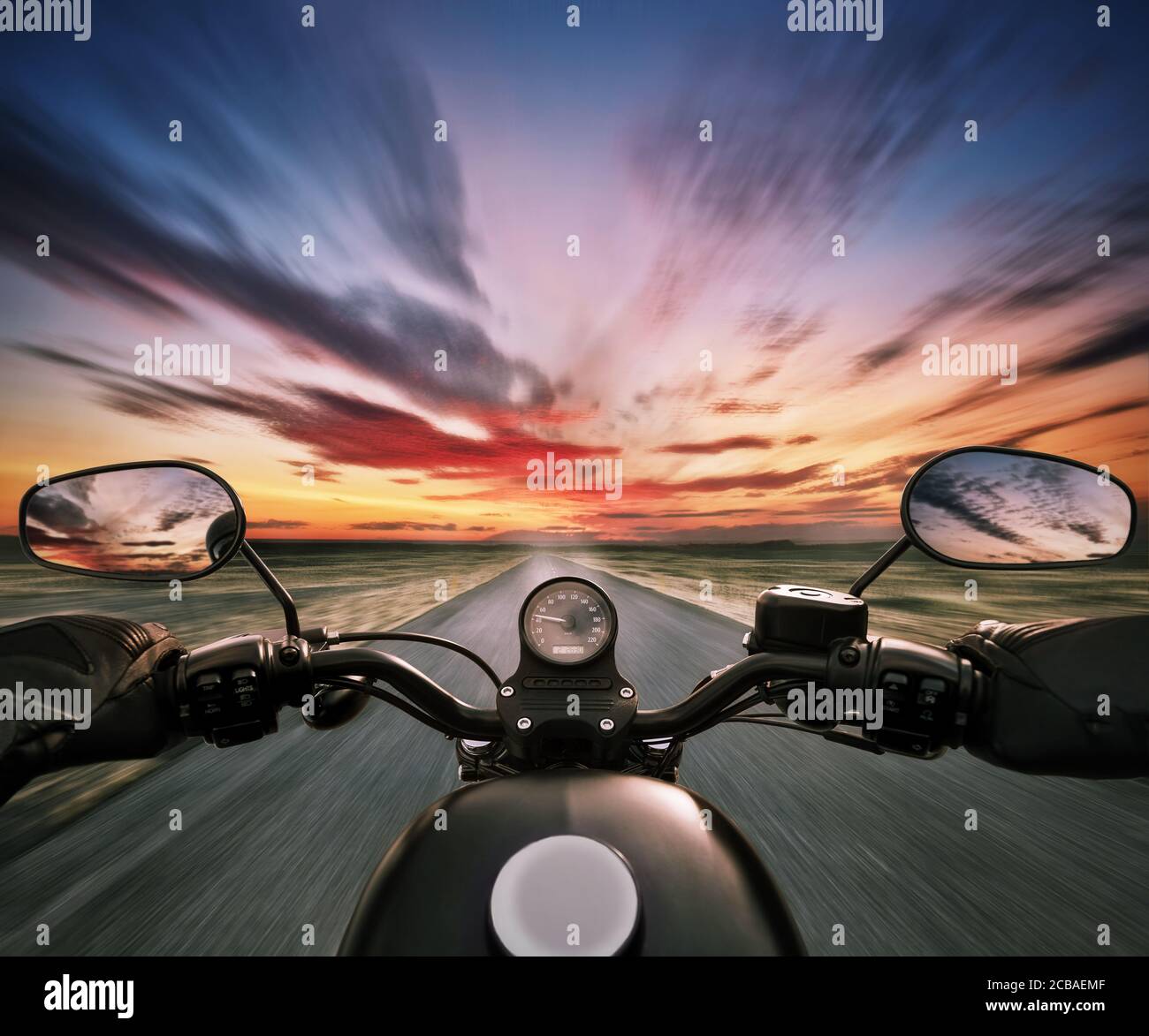 POV de motorbiker maintenant le barreau en beau coucher du soleil Ciel dramatique. Et la liberté de déplacement, les activités de plein air. Motion Blur Banque D'Images