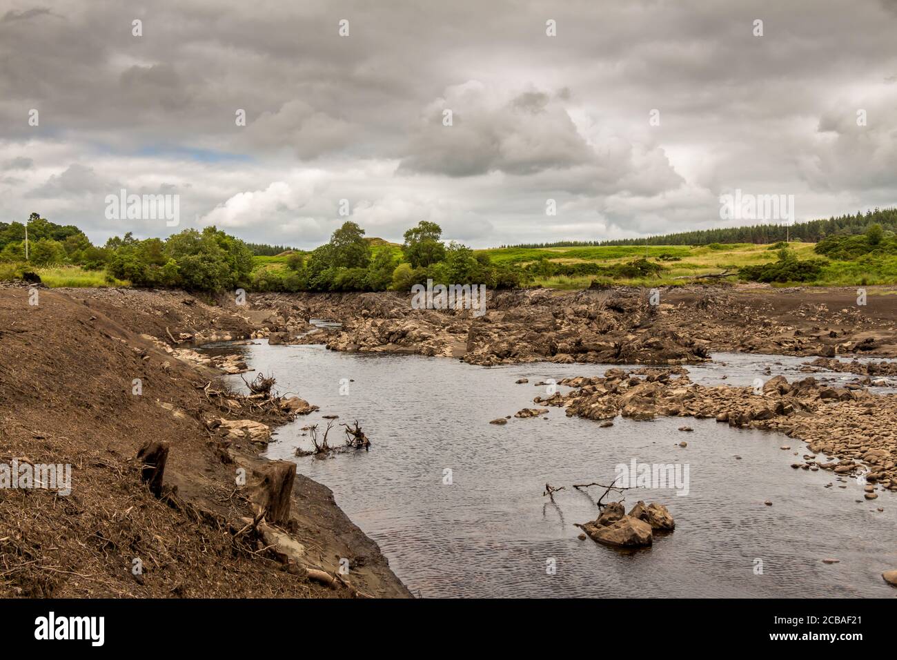 Le Loch Earlstoun et le réservoir ont été déshydratés ou drainés pour la première fois en 80 ans, exposant l'eau originale de la rivière Ken, près de Dalry, en Écosse Banque D'Images