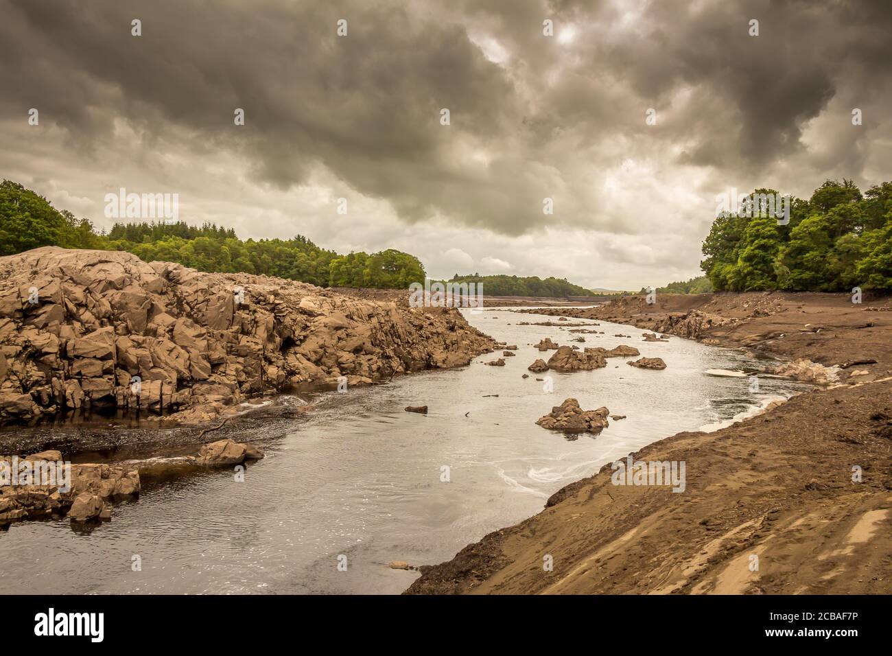 L'eau de la rivière Ken dans le barrage et le Loch Earlstoun drainés ou déshydratés , sur le Galloway Hydro Electric Scheme, près de Dalry, en Écosse Banque D'Images