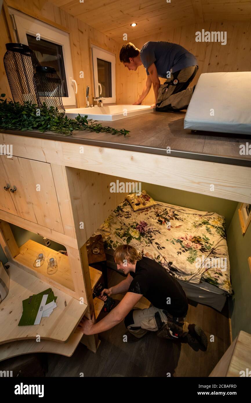 De petites maisons ont été construites dans l'atelier de menuiserie de Stefan Diekmann à Hamm-Bockum-Hövel depuis 2015, lorsque le boom dans les mini maisons a commencé. Différents modèles sont fabriqués par les 40 employés. La société Diekmann est leader du marché. Banque D'Images