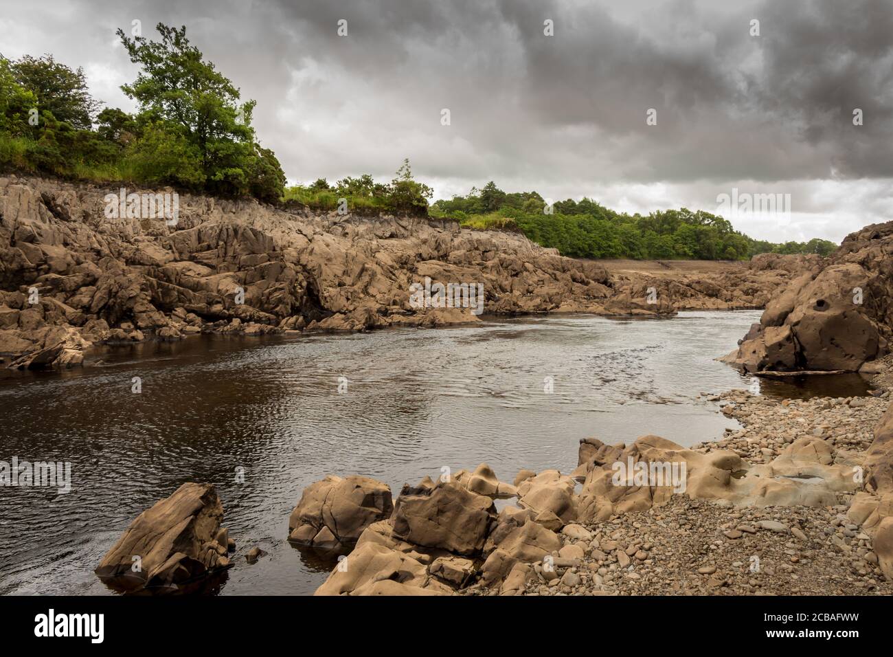 L'eau de la rivière Ken s'écoulant à travers une gorge rocheuse à Galloway, en Écosse, en raison du barrage d'Earlstoun et du Loch / réservoir étant drainé, sur l'Hydro de Galloway Banque D'Images