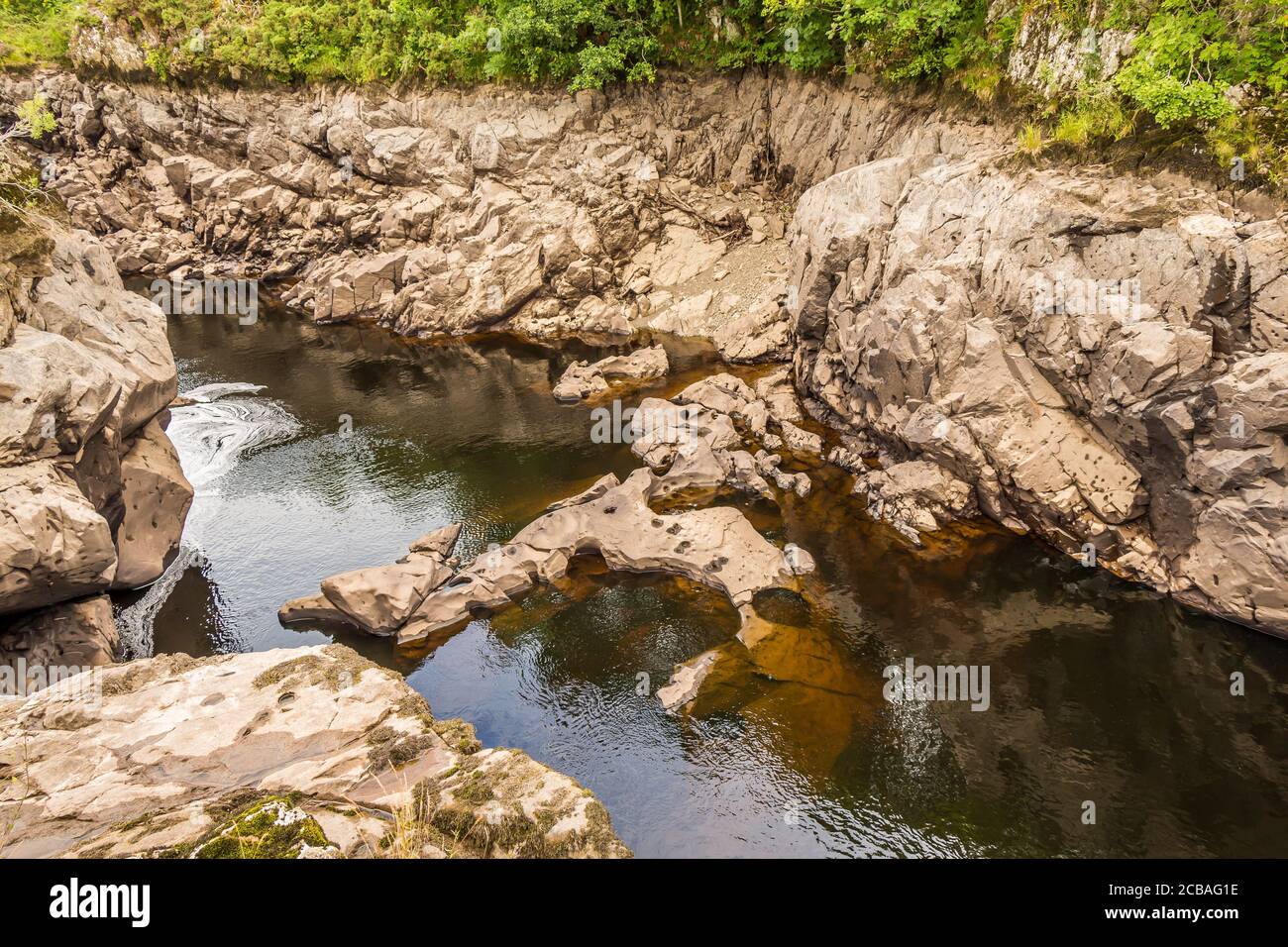 Formation de roche étrange due à l'abrasion physique et à l'affouillement d'une rivière, par des roches et de l'eau dans une gorge sur l'eau de la rivière Ken, exposée à cause de t Banque D'Images