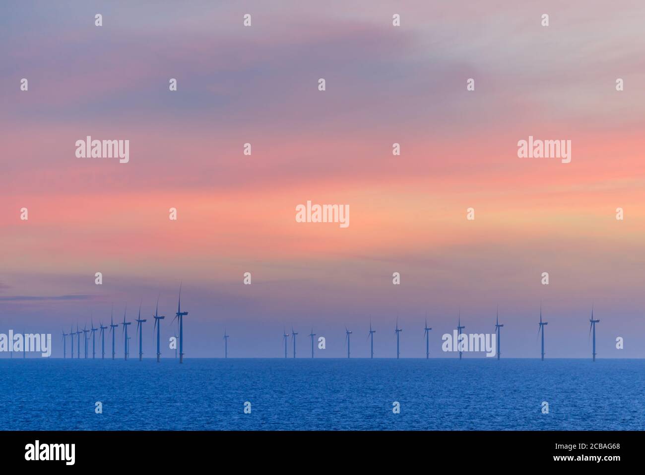 PARC ÉOLIEN OFFSHORE HORNSEA, ROYAUME-UNI - 2016 JUILLET 15. Coucher de soleil calme et reposant au parc éolien. Banque D'Images