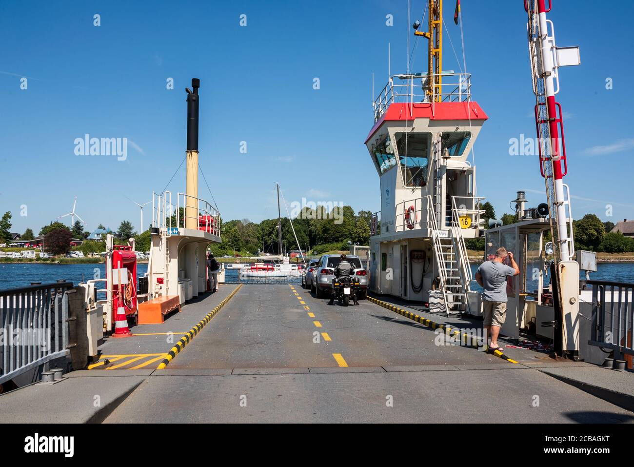 Die Kanalfähre 'Pillau' transportiert Fahrzeuge und Personen von einem Ufer De Kiel-canaux und das kostenlos 24 Stunden am Tag durchgehend Banque D'Images