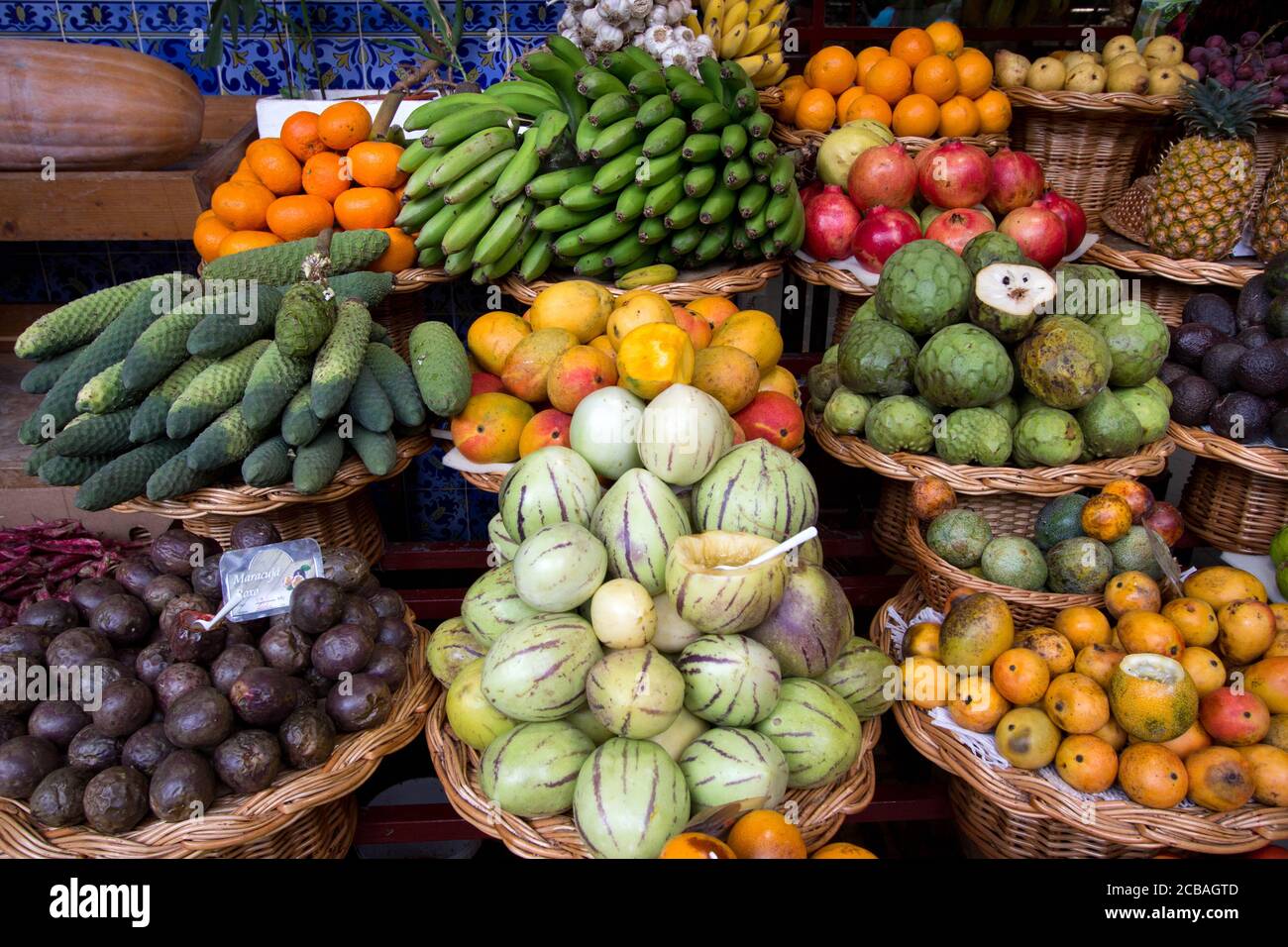 Variété de fruits en vente au marché agricole du Mercado dos Lavaradores, Funchal, Madère. Le bâtiment a ouvert ses portes en 1940. Style art déco Banque D'Images