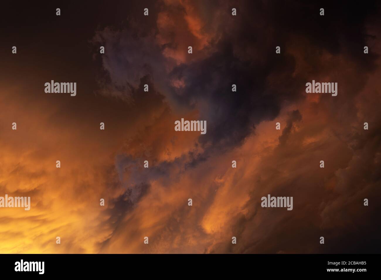 Détail d'un orage sombre au coucher du soleil Banque D'Images