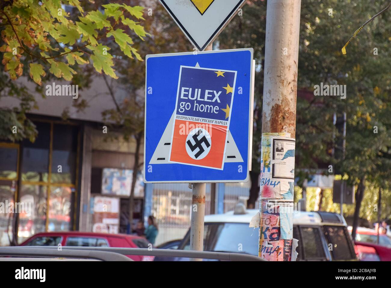 Symbole nazi sur le drapeau de l'Union européenne sur l'affiche de protestation dans la partie serbe de Mitrovica, Kosovo Banque D'Images