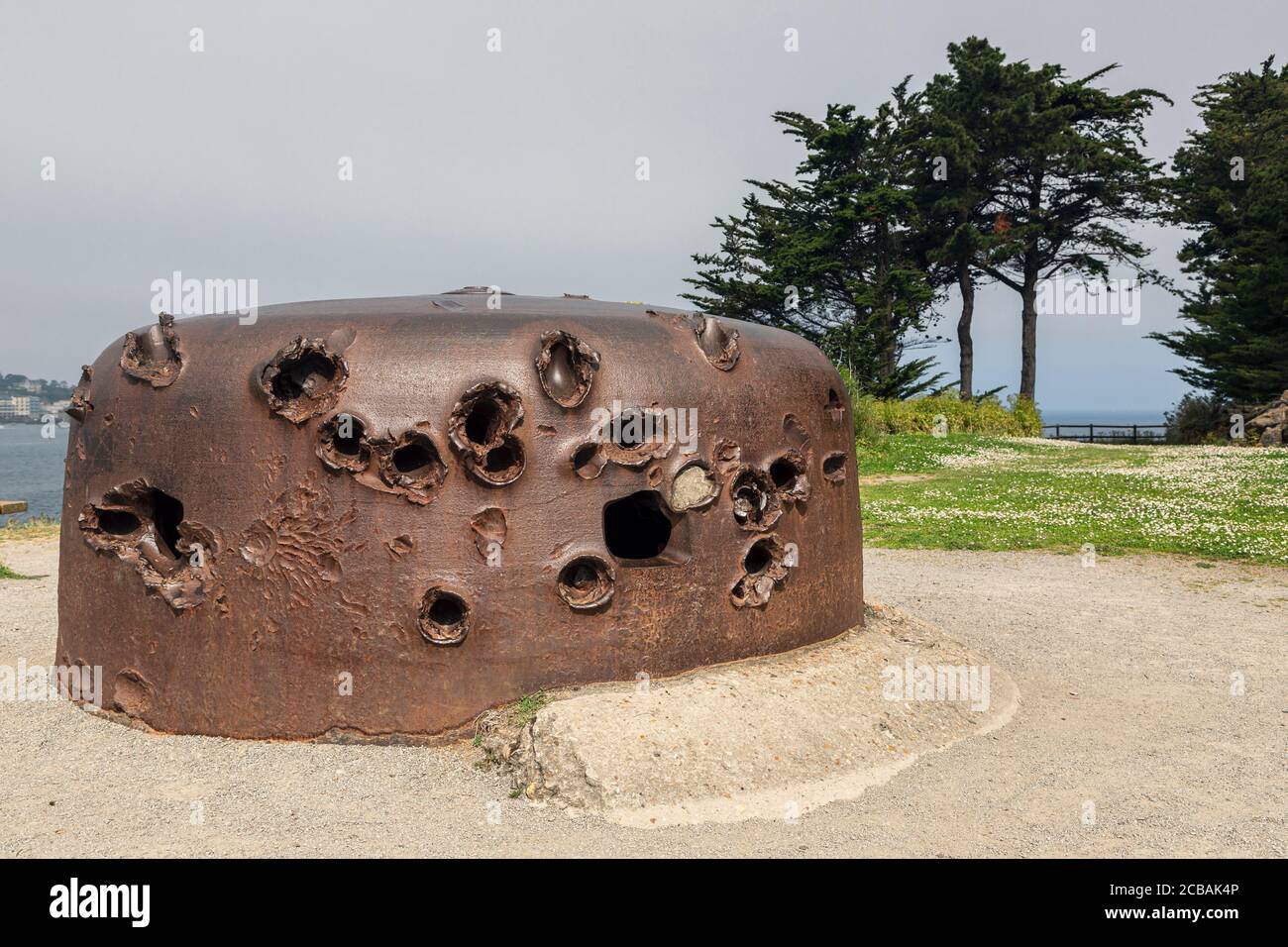 Sur un promontoire à la Cité d'Alet, à Saint-Malo, ces armes à feu allemandes montrent les cicatrices infligées par les forces alliées pendant la Seconde Guerre mondiale Banque D'Images