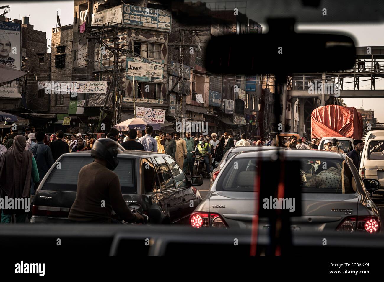 Le trafic quotidien de chaos dans les rues de Lahore au Pakistan. Banque D'Images