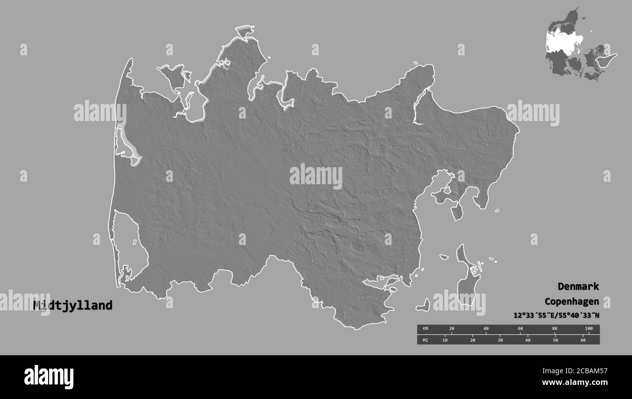 Forme de Midtjylland, région du Danemark, avec sa capitale isolée sur fond solide. Échelle de distance, aperçu de la région et libellés. Élévation biniveau m Banque D'Images