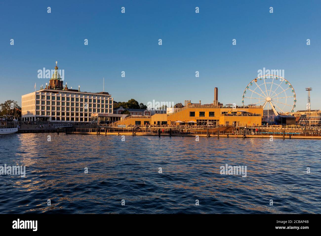 Vue sur le terminal de Katajannokka avec la cathédrale orthodoxe d'Uspenski, SkyWheel et Allas Sea Pool à Helsinki Banque D'Images