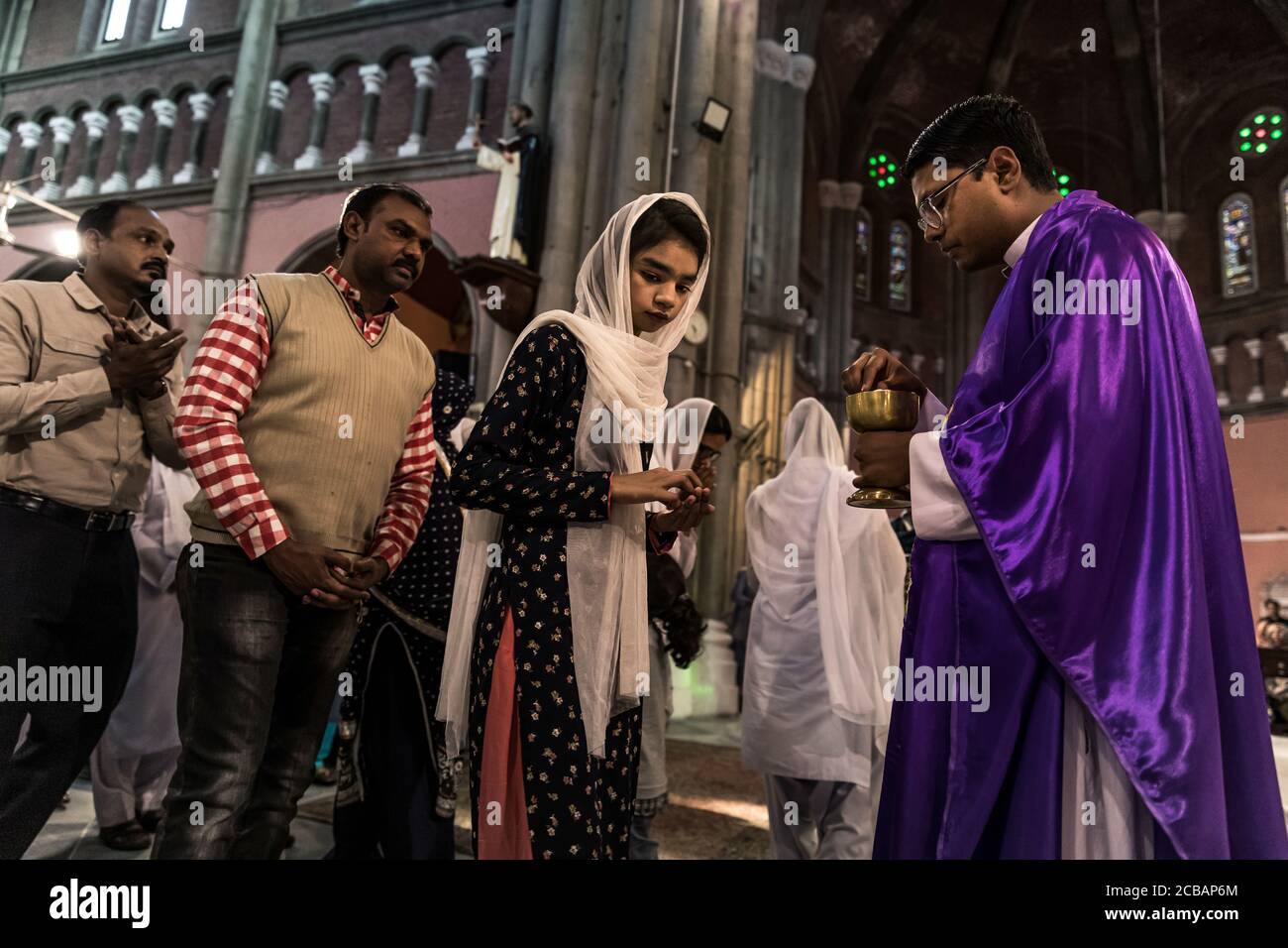 Les croyants chrétiens au cours de la lumière vendredi juste le service dans la Cathédrale du Sacré-Coeur à Lahore au Pakistan. En 2015, la paroisse a été attaqué dans la cathédrale au cours d'un attentat où de nombreuses victimes ont été signalés. Banque D'Images