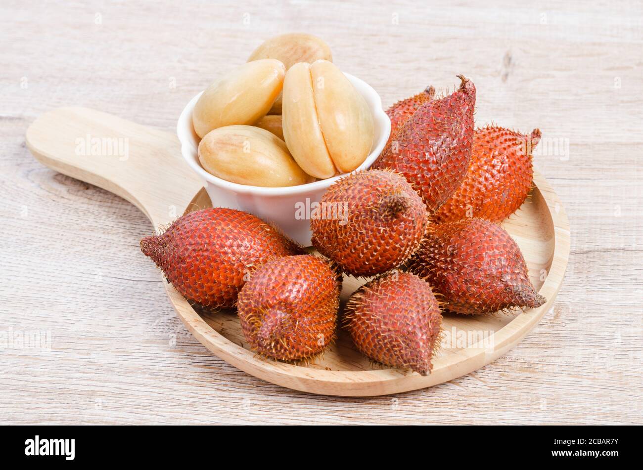 Salak Palm , renoncer ou fruit serpent sur fond de bois. Banque D'Images