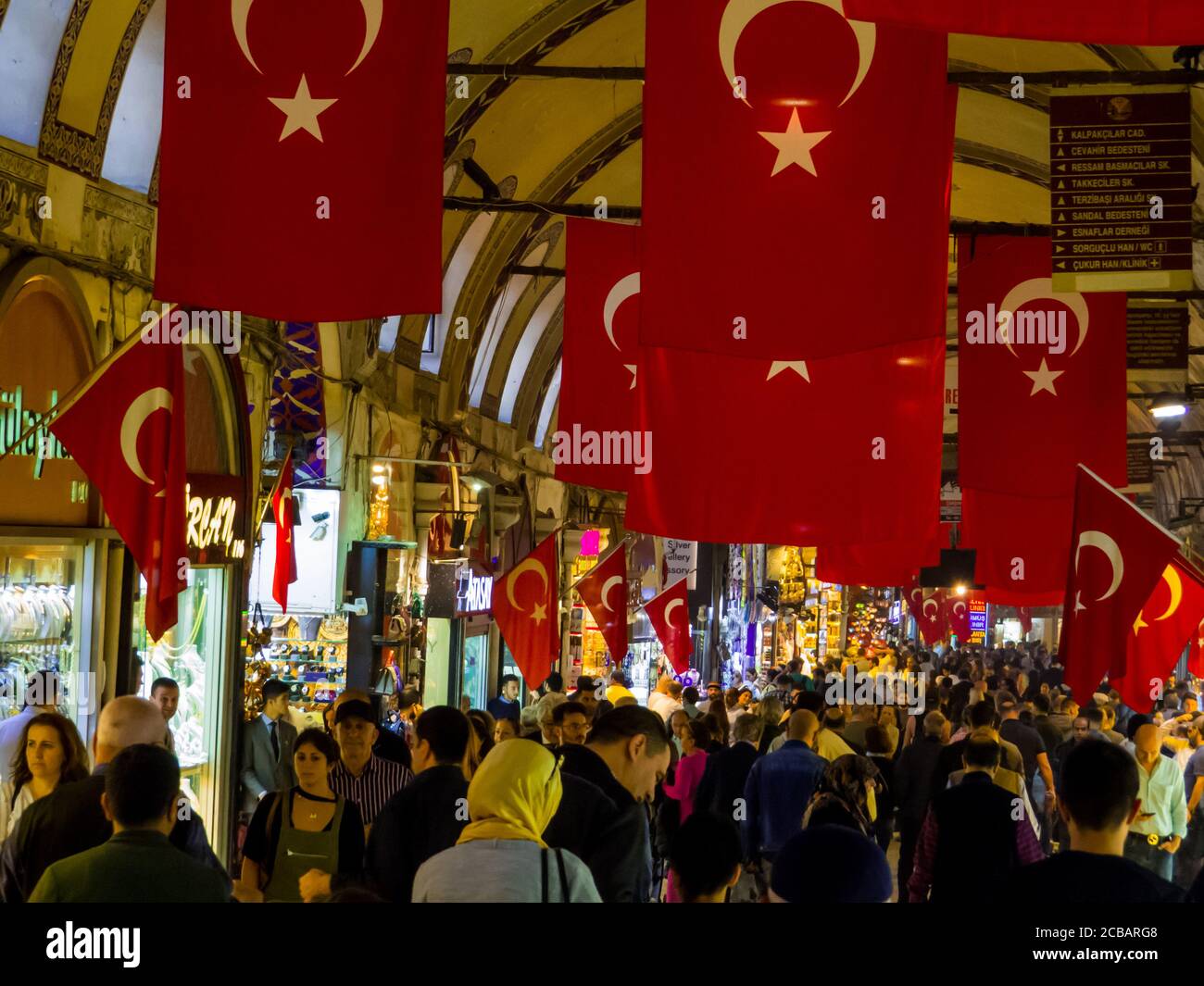 Istanbul, Turquie - 30 octobre 2019 : les gens dans le Grand Bazar. Banque D'Images