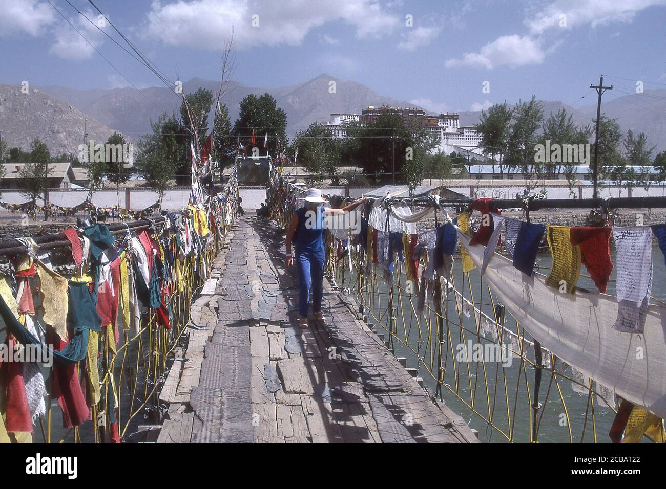 TIBET - TOURIST MARCHANT SUR LE PONT DE RICKETY À L'ÎLE GUMOLINGKA, LHASSA. Banque D'Images