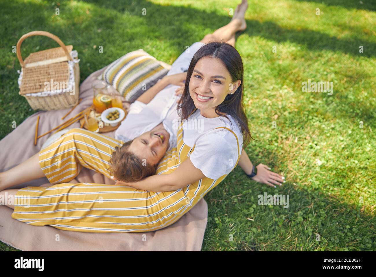 Les gens qui ont du bon air s'amusent à l'extérieur Banque D'Images